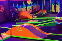 Glow-in-the-Dark Minigolfbahn in Drenthe Holland